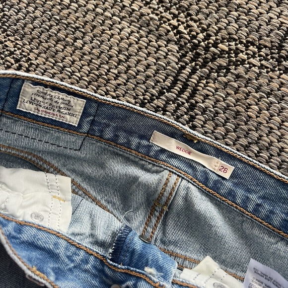 Levis Pants Women's 26 Light Wash Premium Denim Jeans Button Fly Wedgie Fit - Picture 4 of 7